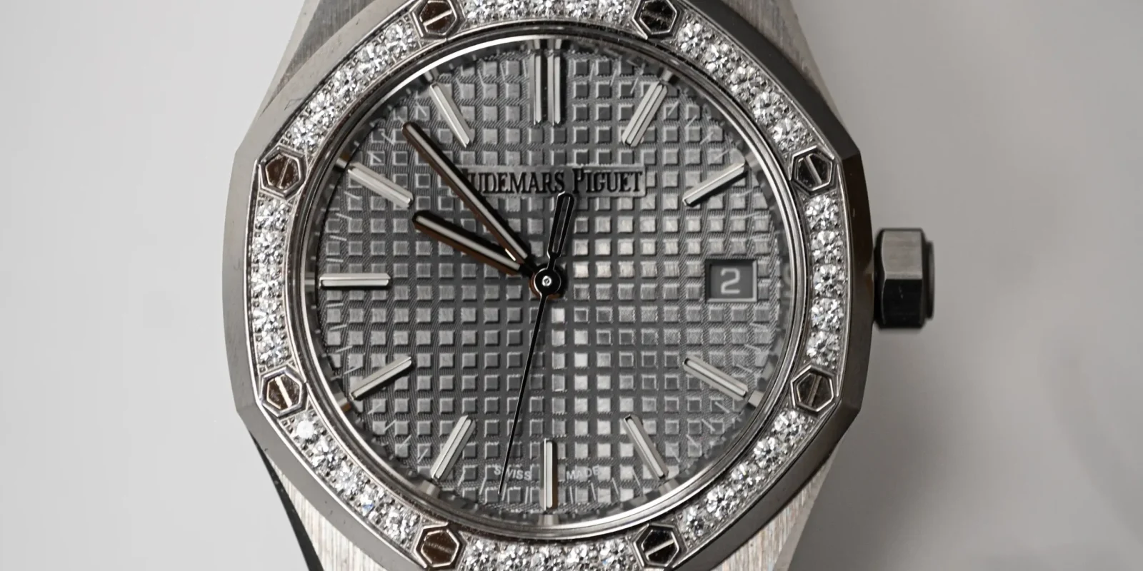 Audemars Piguet Royal Oak showing its octagonal bezel, integrated bracelet and Tapisserie dial
